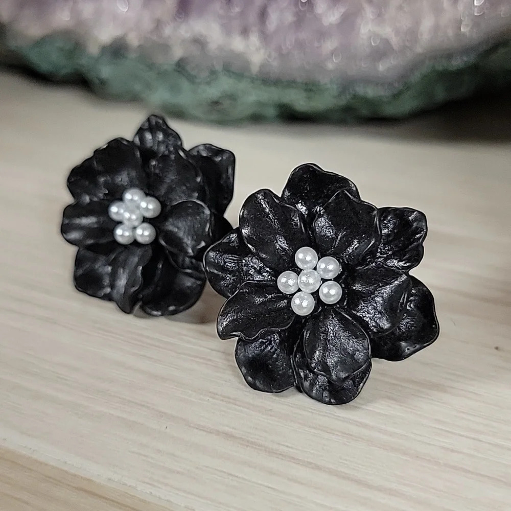 Black Tie Bloom Sculptural Stud Earrings - Picture 5 of 7